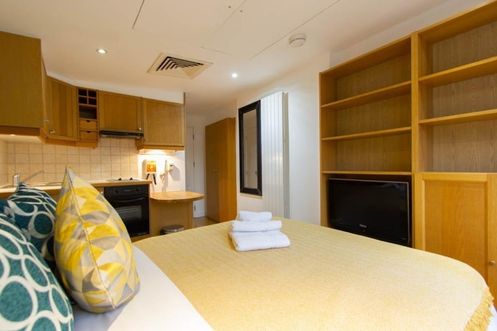 Flat Cartwright Gardens in Greater London