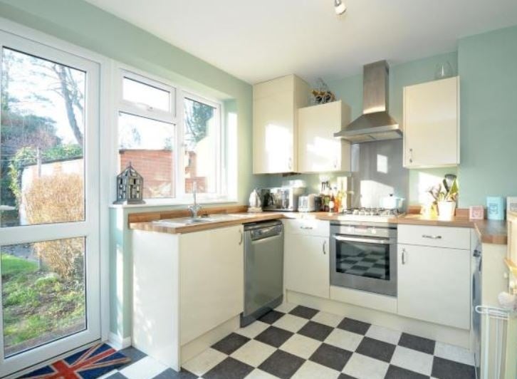 Flat Lloyd Court in Greater London
