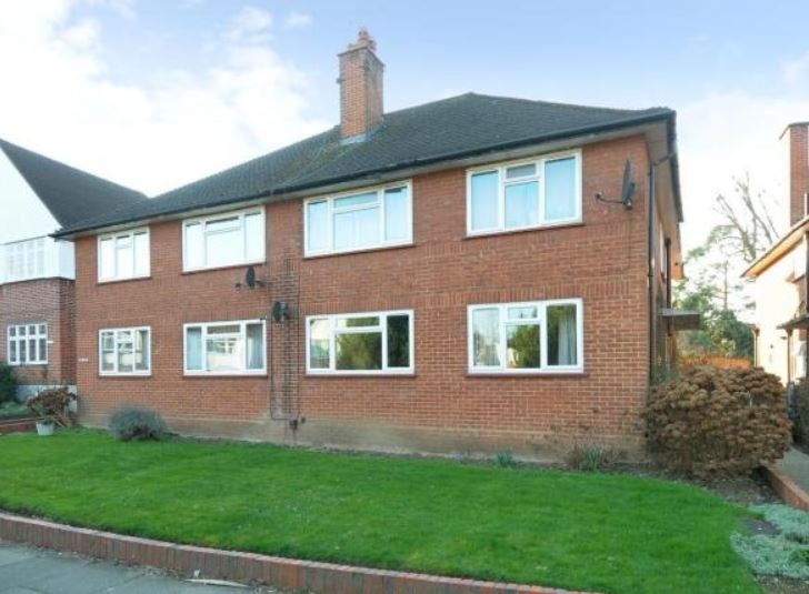 Flat Lloyd Court in Greater London