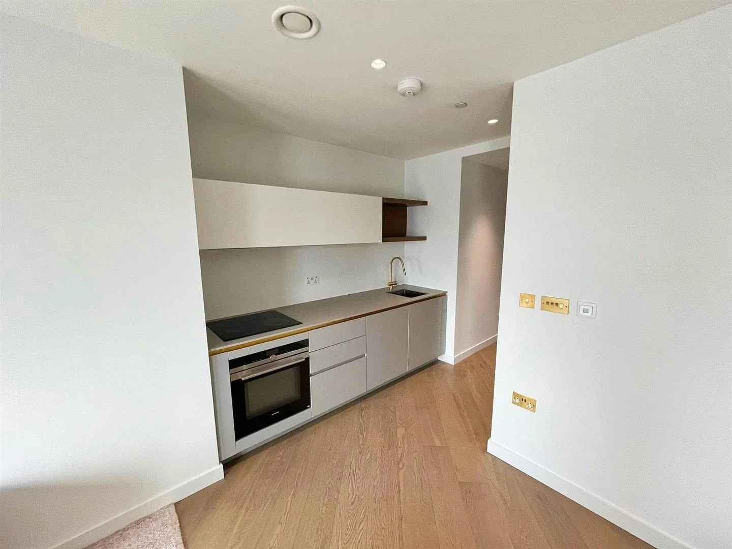 Flat Cutter Lane in Greater London