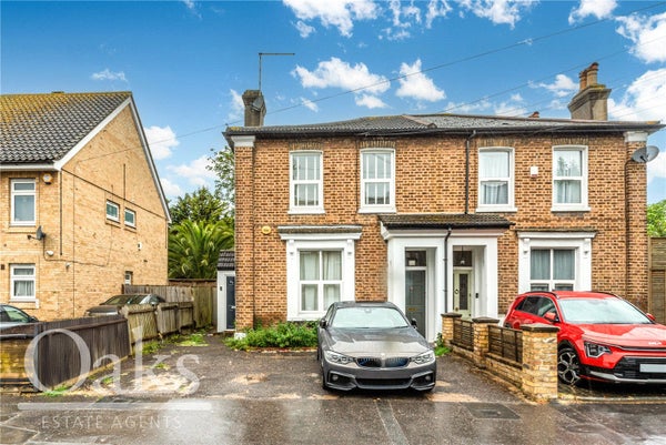Flat Dagnall Park in London