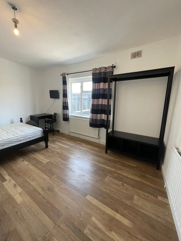 Flat Carrington Gardens in Greater London