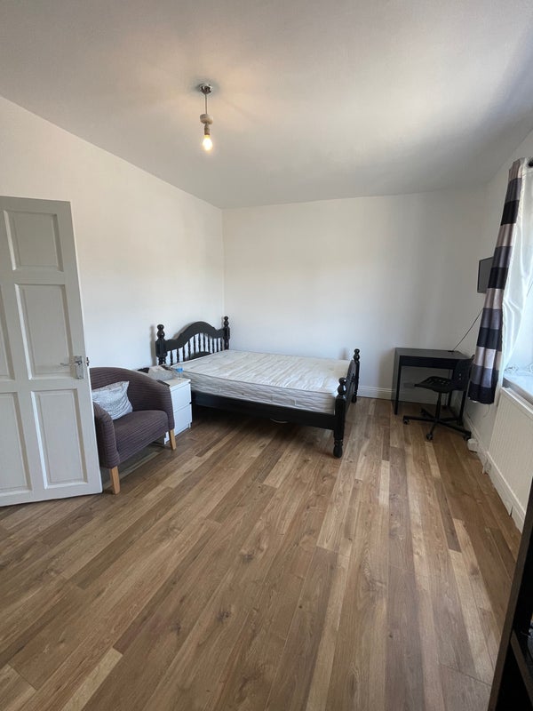 Flat Carrington Gardens in Greater London