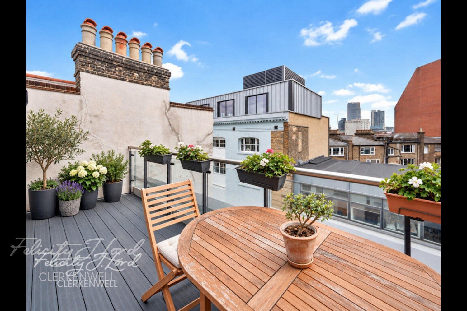 Flat Charterhouse Buildings in Greater London