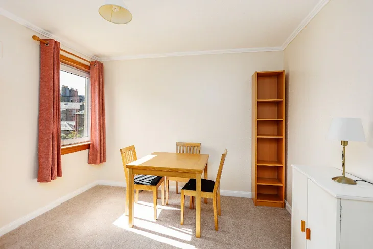 Flat Falcon Court in City of Edinburgh