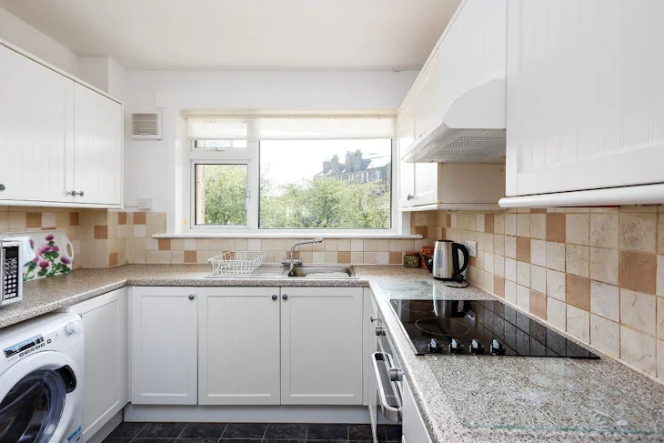 Flat Falcon Court in City of Edinburgh