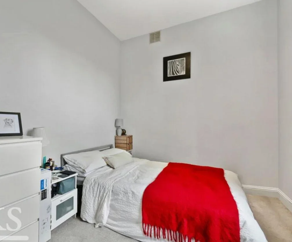 Flat Christchurch Road in Greater London