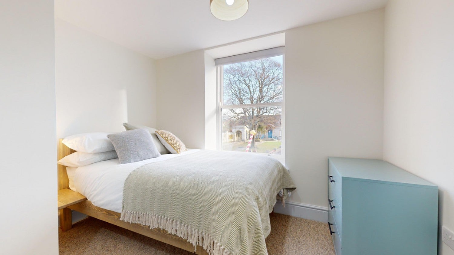 Room Pear Court in Street