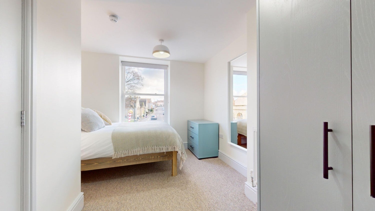 Room Pear Court in Street