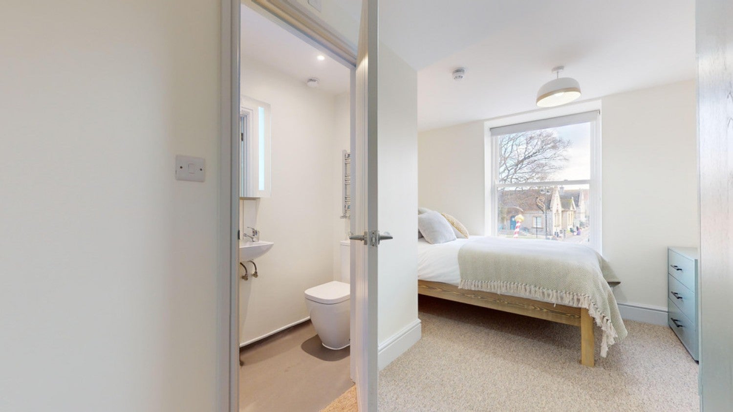 Room Pear Court in Street