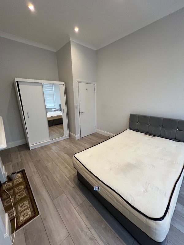 Flat Plympton Road in Greater London