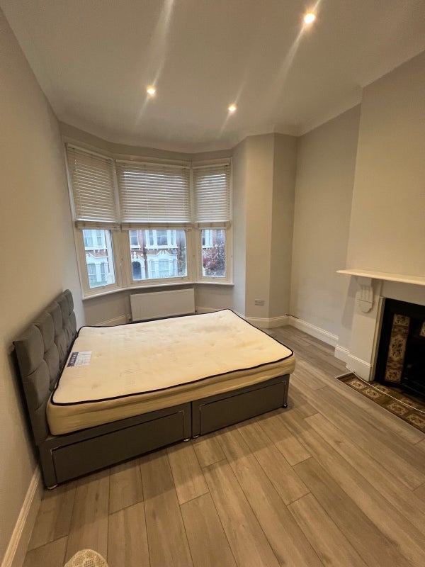 Flat Plympton Road in Greater London