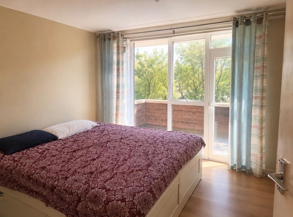 Room Mayfield Close in London