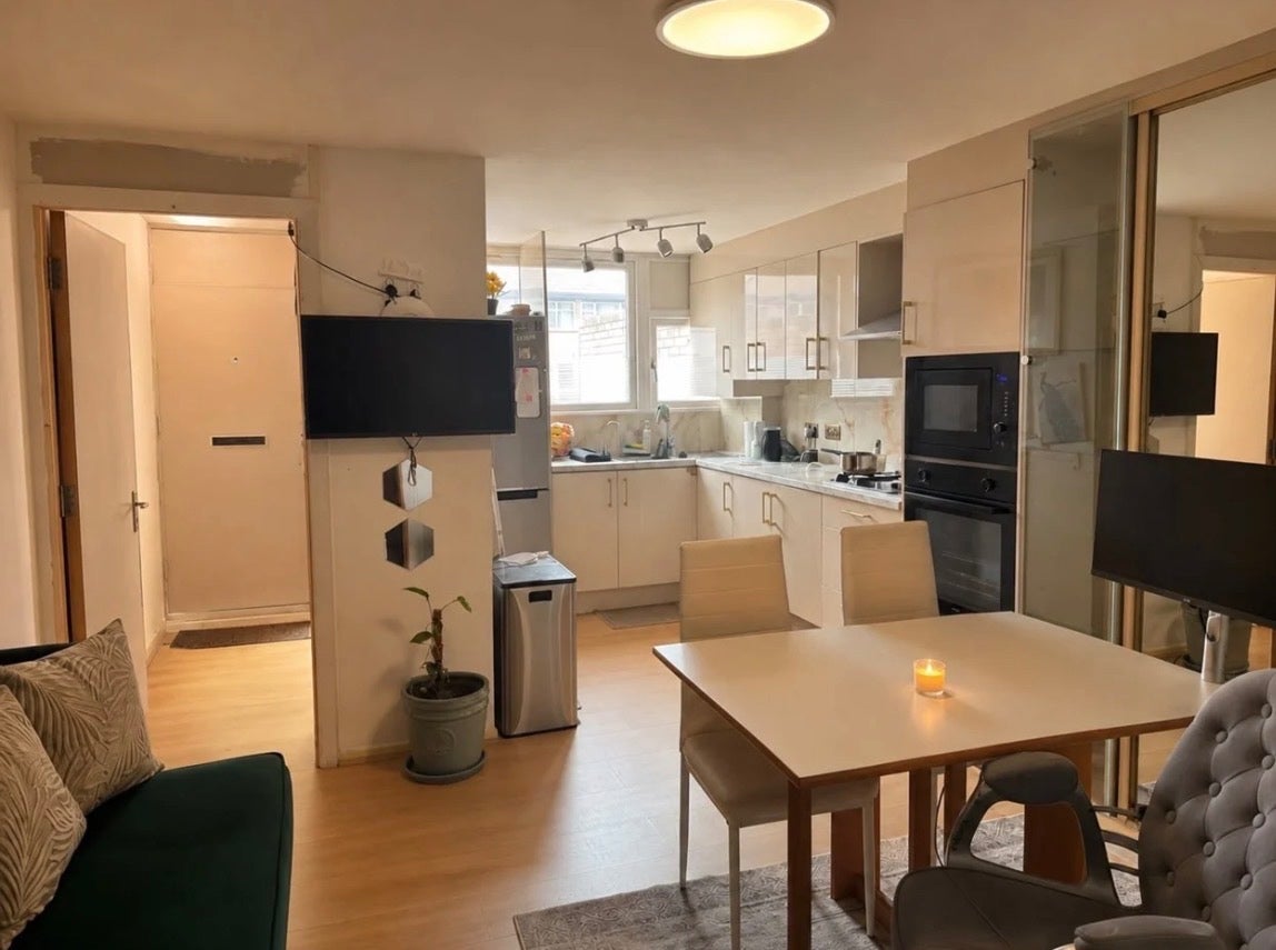 Room Mayfield Close in London