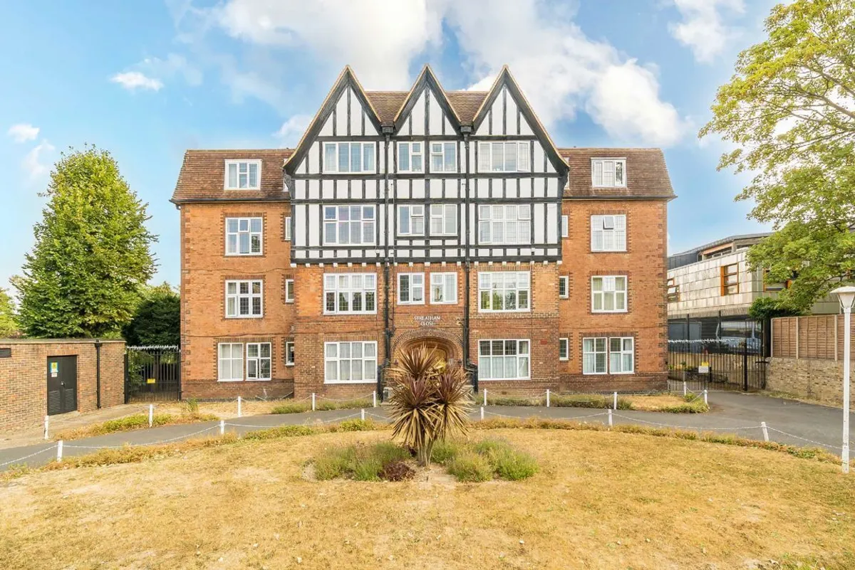 Flat Adare Walk in Greater London