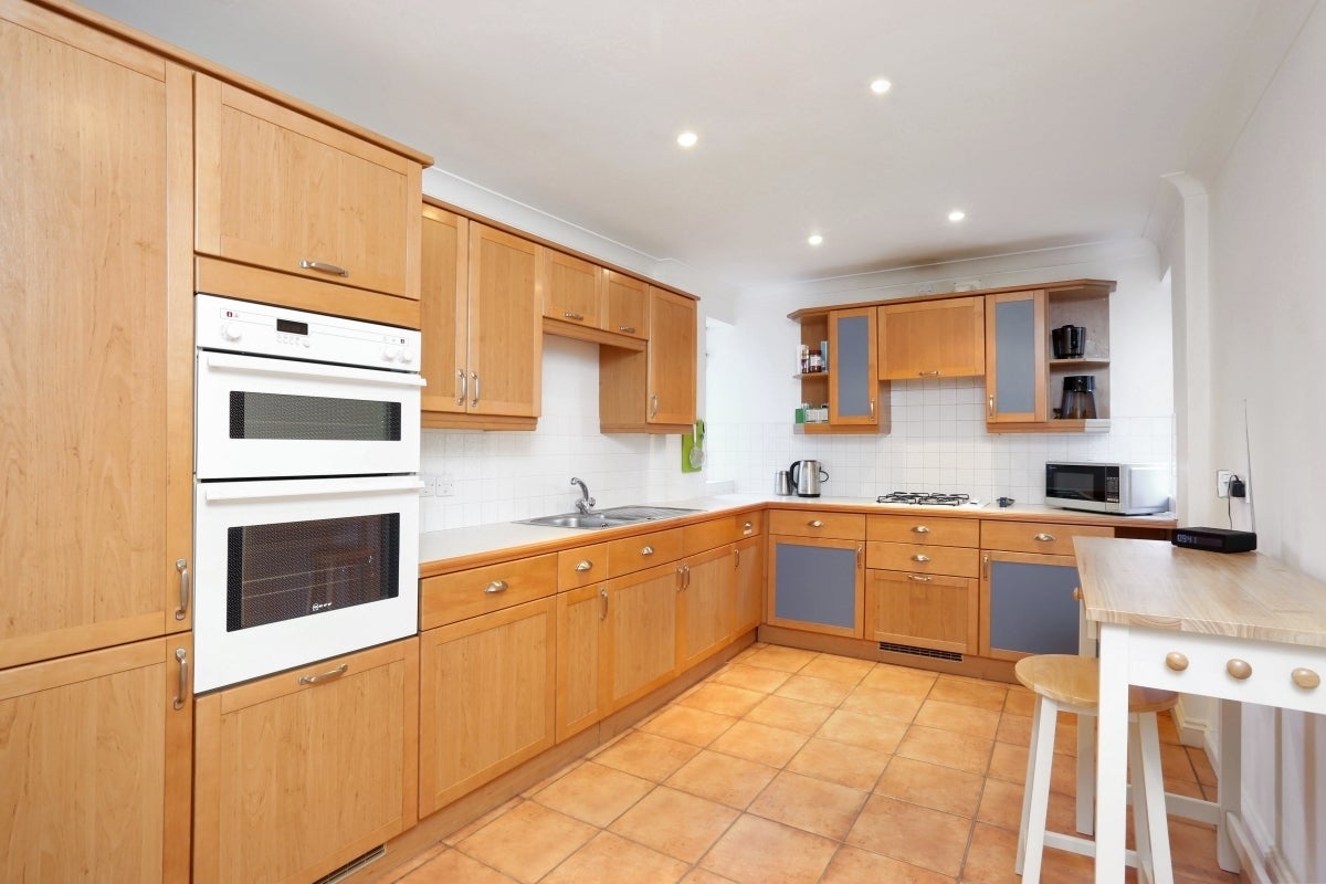 Flat Larch Avenue in Sunningdale