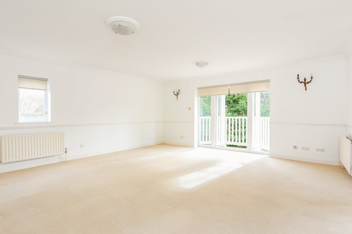 Flat Larch Avenue in Sunningdale