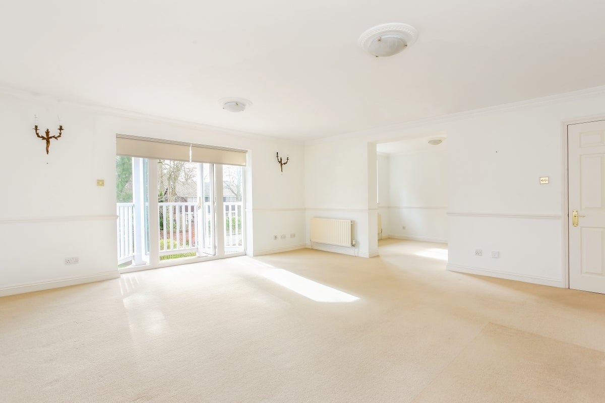 Flat Larch Avenue in Sunningdale