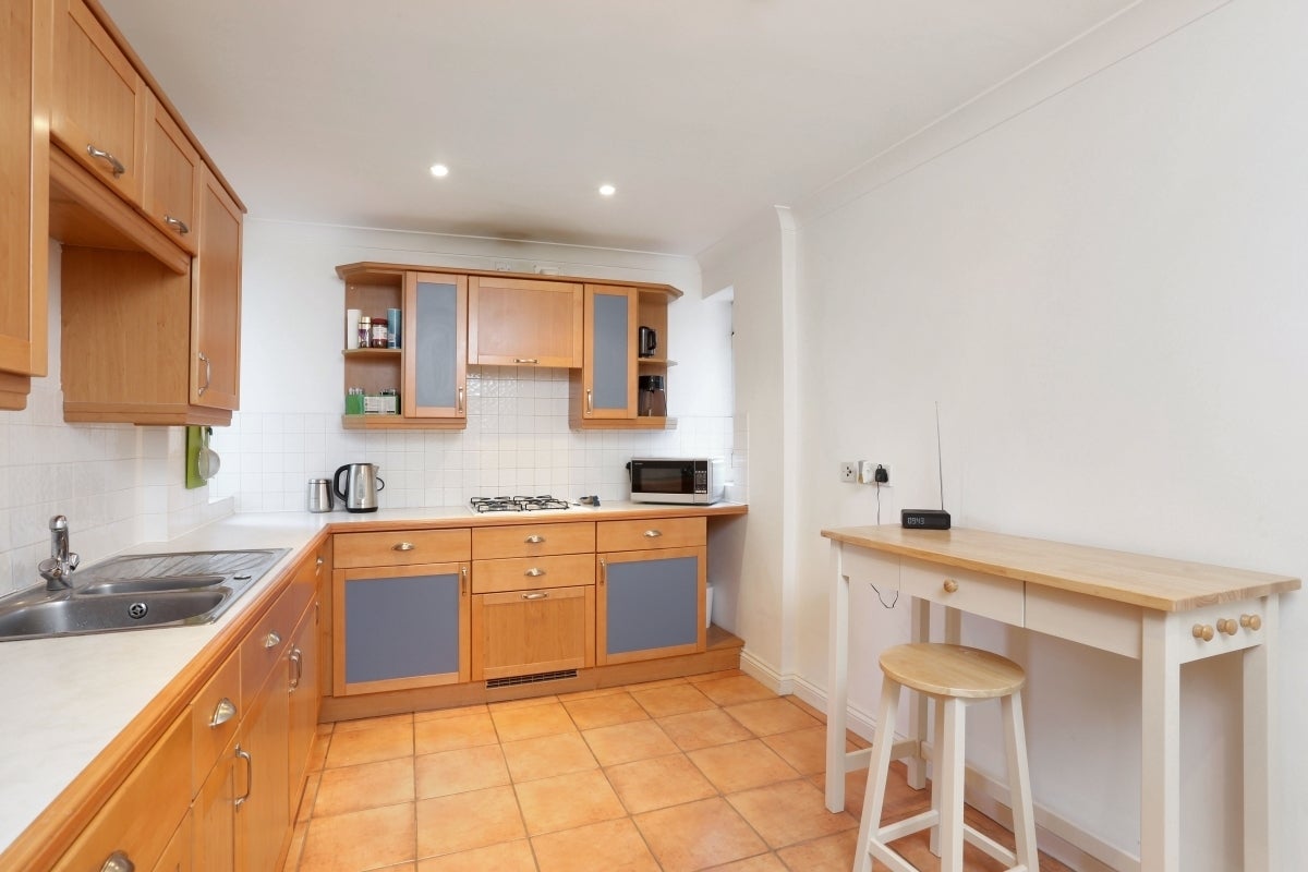 Flat Larch Avenue in Sunningdale