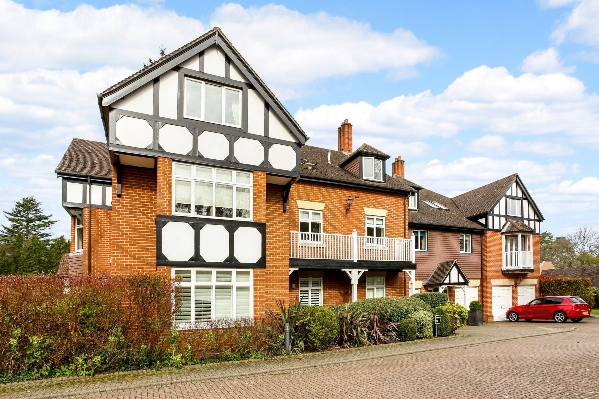 Flat Larch Avenue in Sunningdale