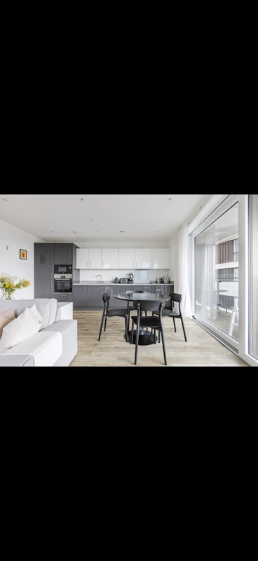 Flat Beck Square in Greater London