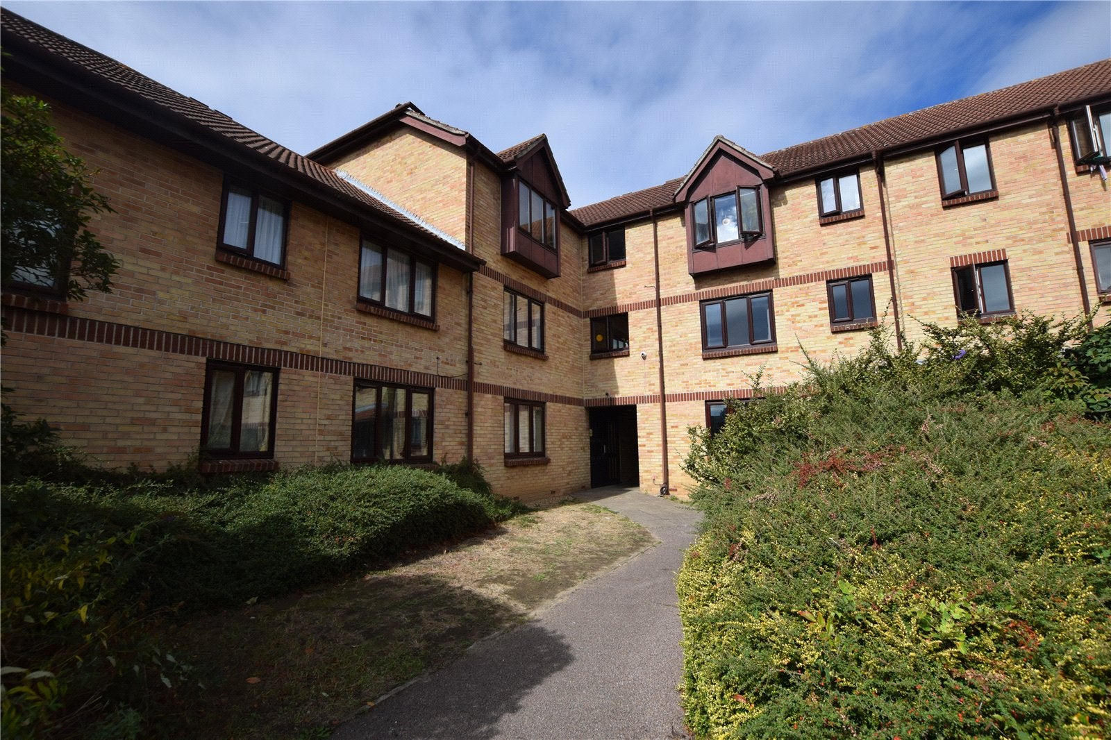 Flat Spring Close in Greater London
