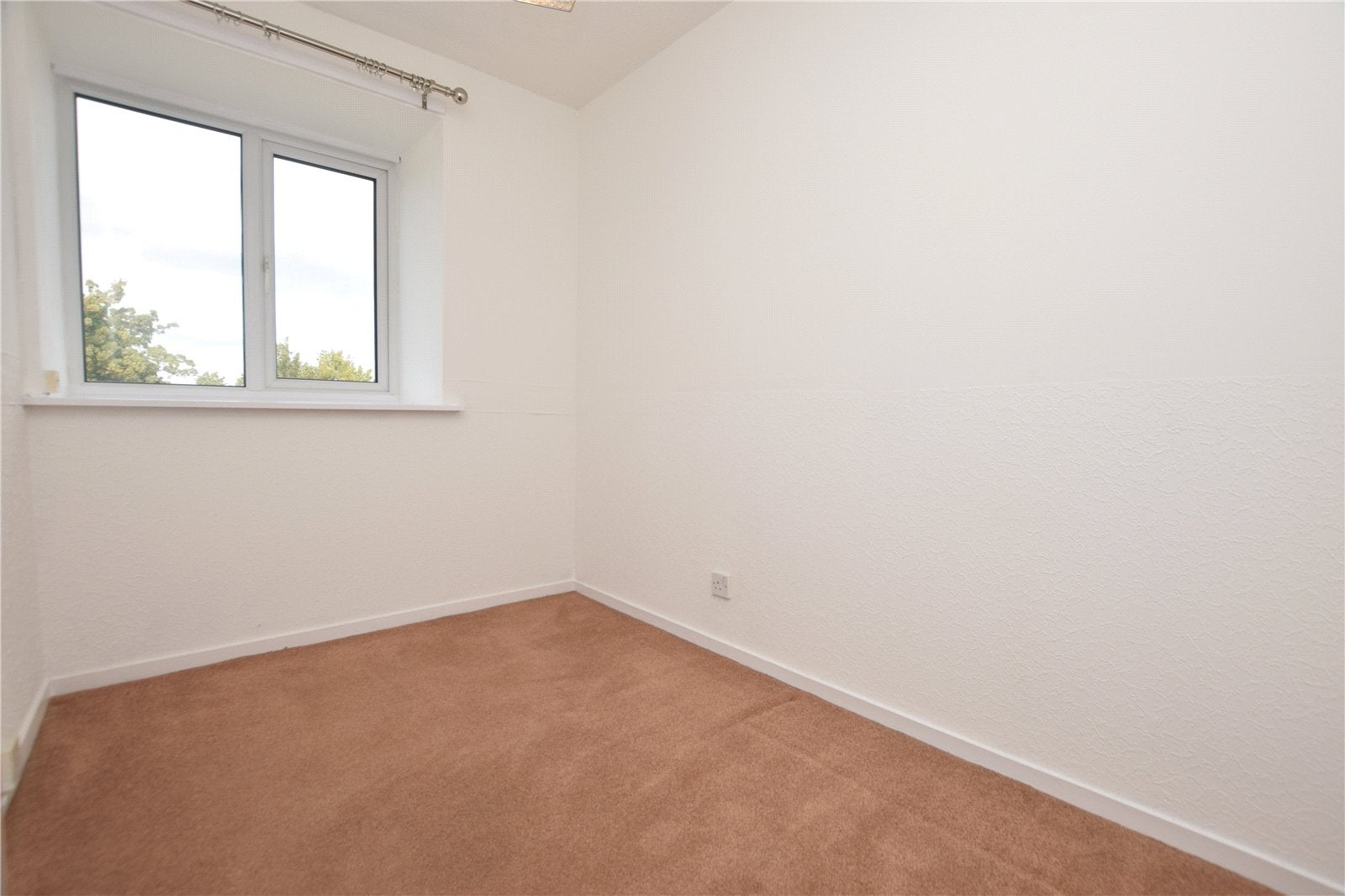 Flat Spring Close in Greater London