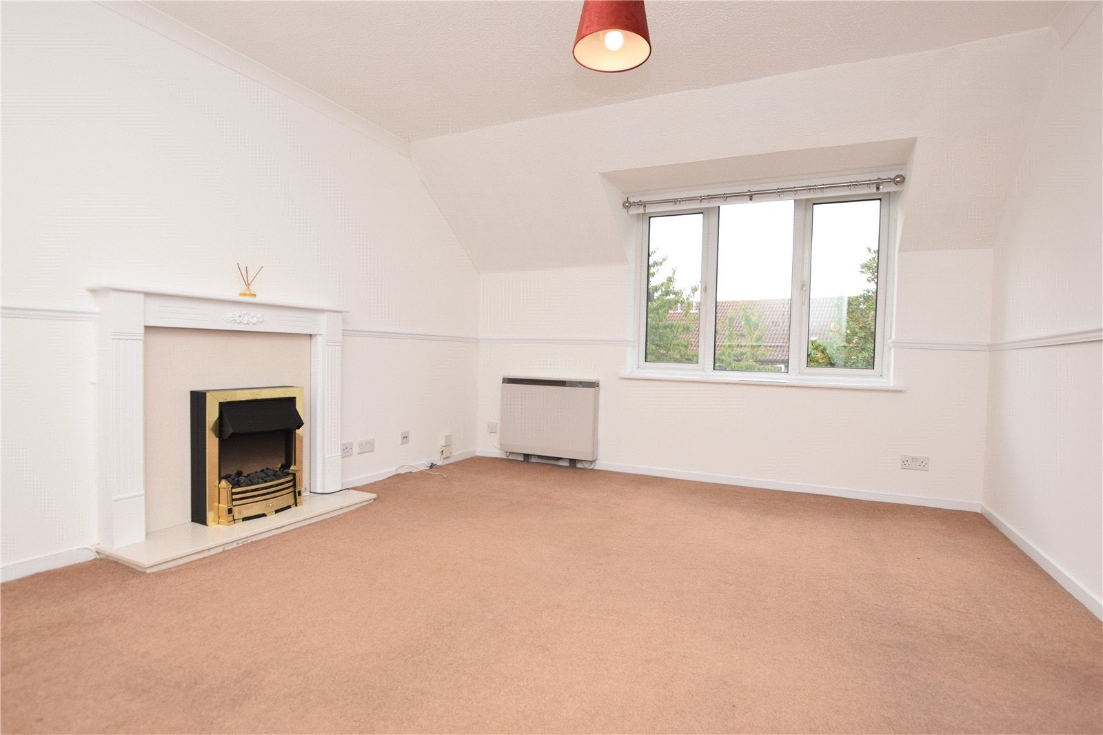 Flat Spring Close in Greater London