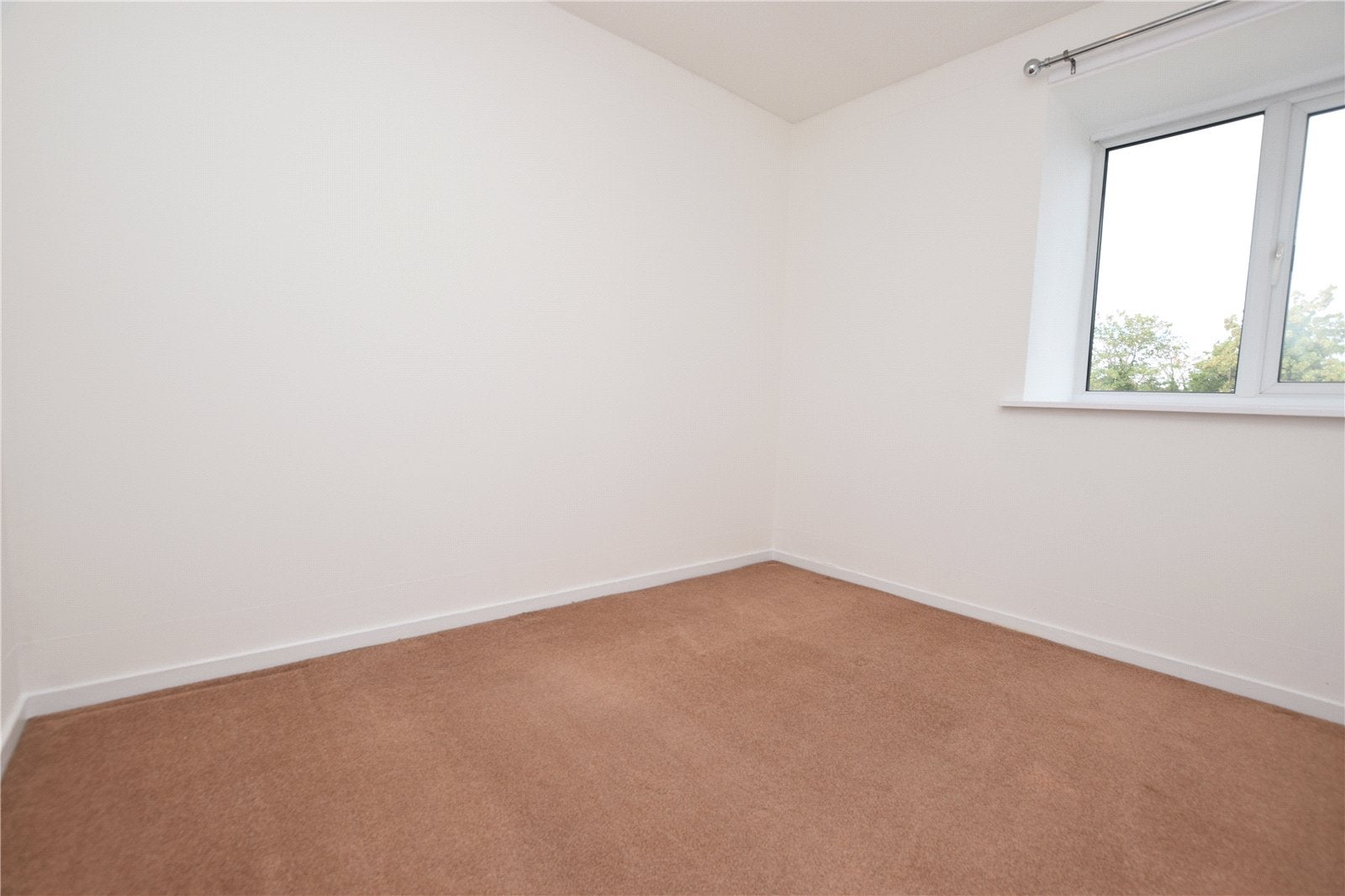 Flat Spring Close in Greater London