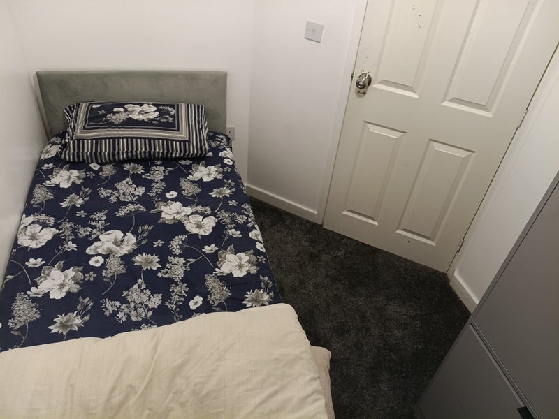 Room Caremine Avenue in Manchester
