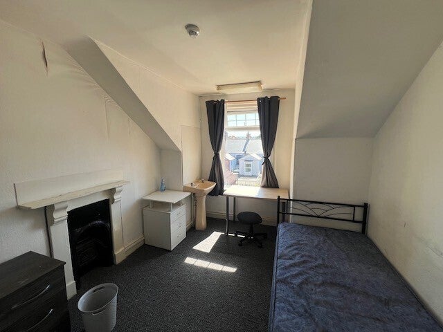 Room Okehampton Road in Exeter