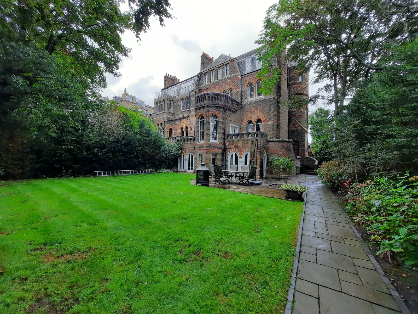 House Lyndhurst Terrace in London