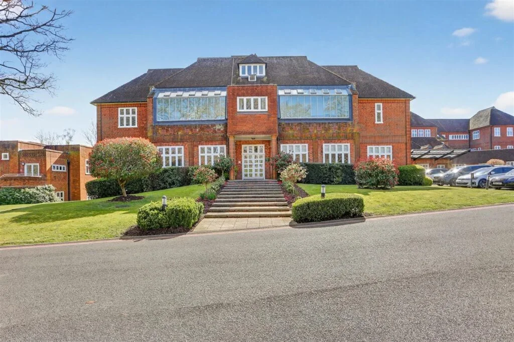 Flat Elizabeth Drive in Reigate and Banstead