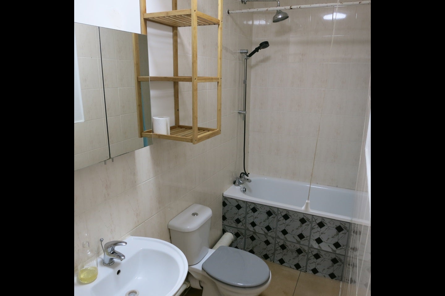 Flat Holcombe Road in Greater London