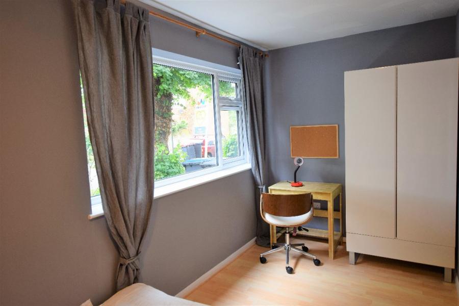 Room Teddington Close in Canterbury