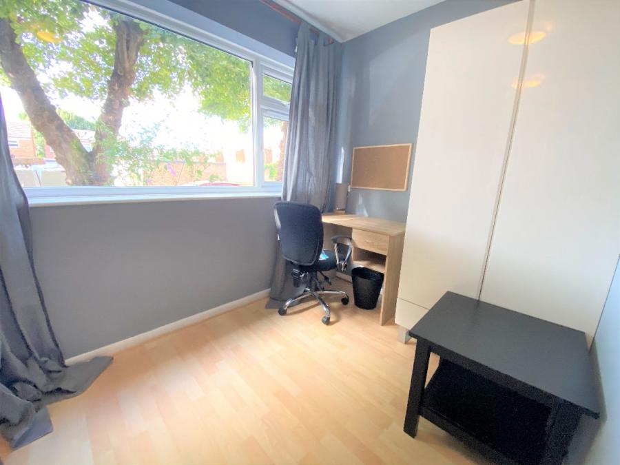 Room Teddington Close in Canterbury