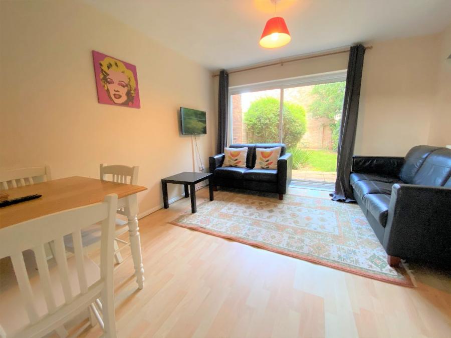 Room Teddington Close in Canterbury