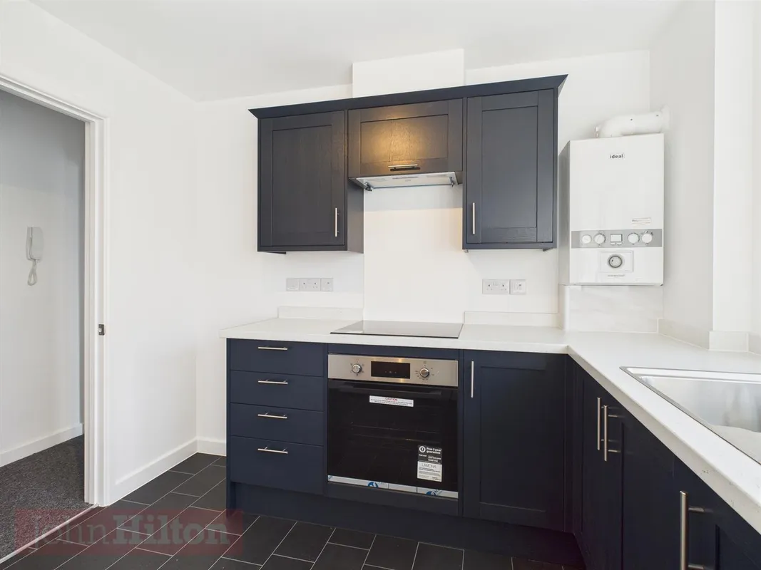 Flat Warren Way in Brighton