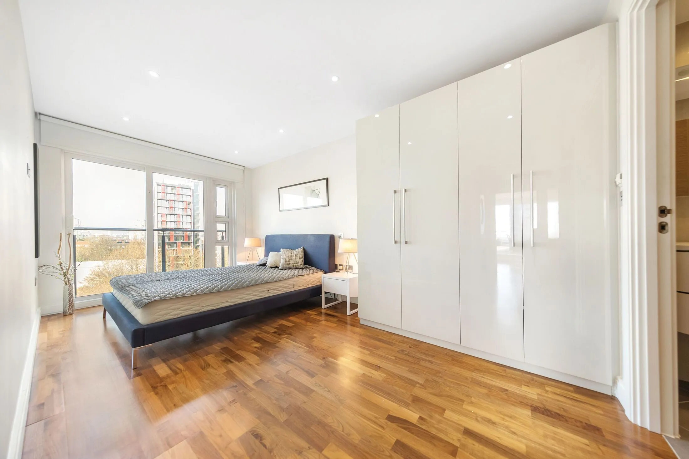 Flat Holman Road in Greater London