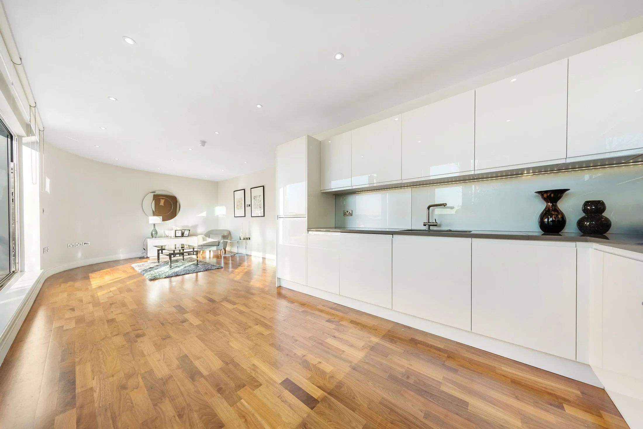 Flat Holman Road in Greater London