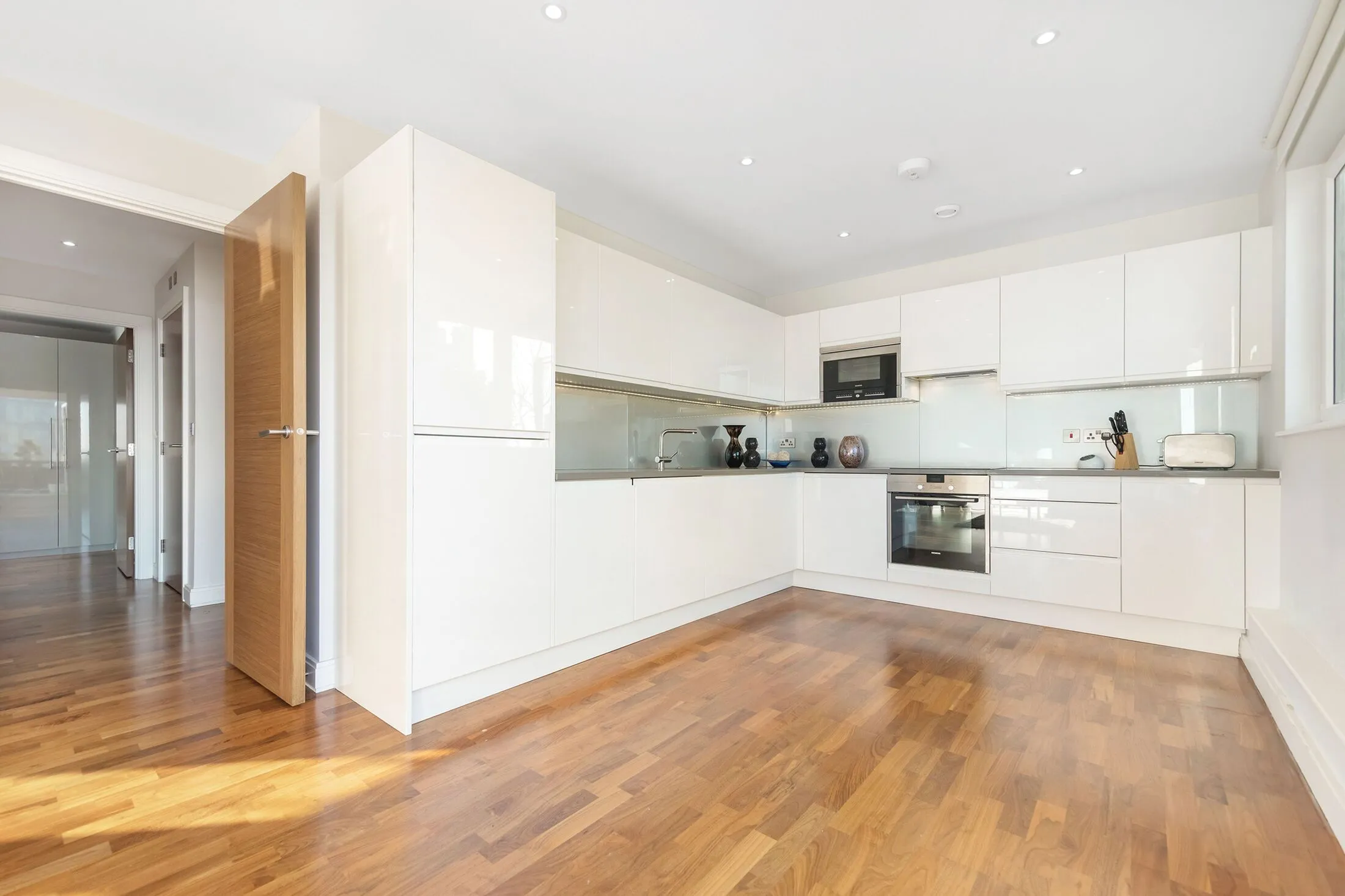 Flat Holman Road in Greater London