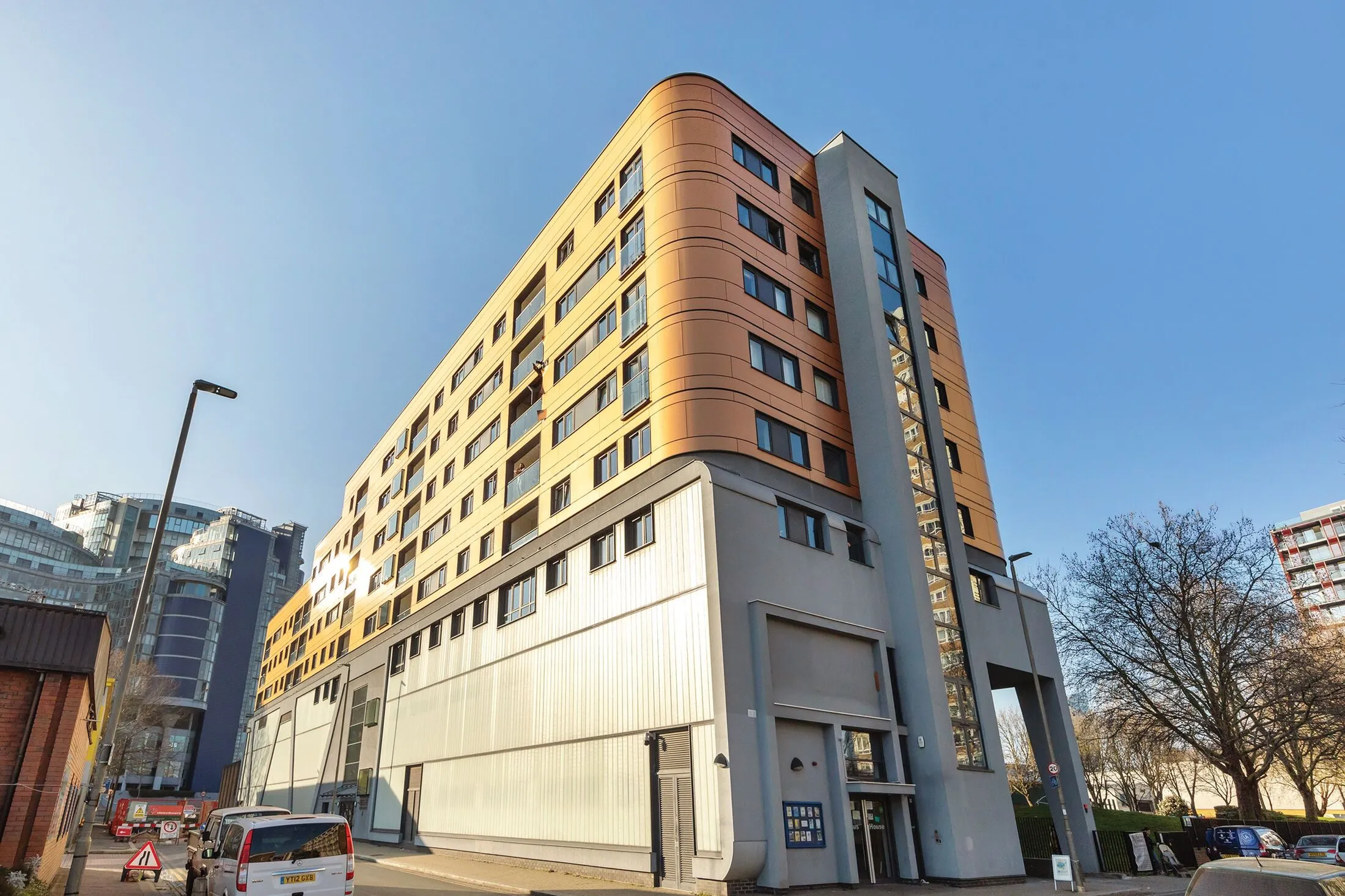 Flat Holman Road in Greater London