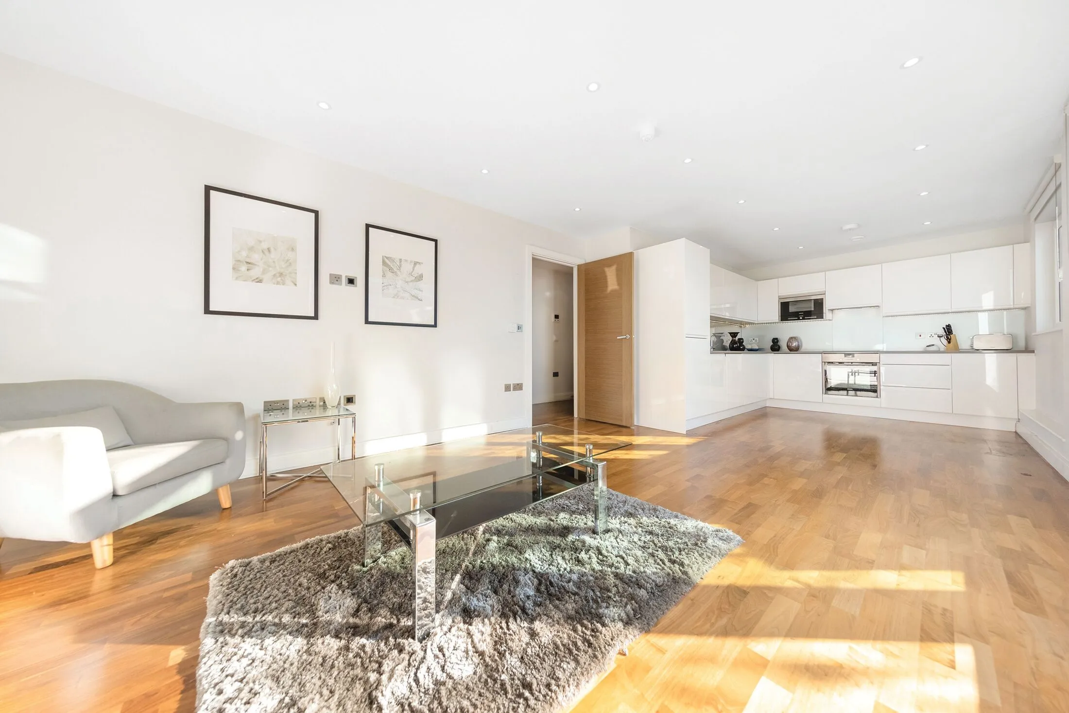 Flat Holman Road in Greater London