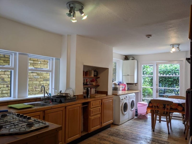 Room Fontarabia Road in Greater London