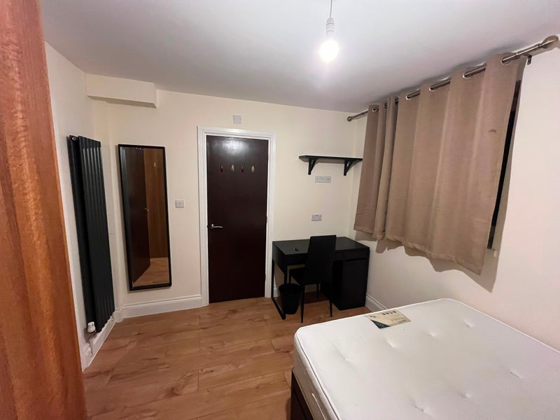 Room Distin Street in Greater London