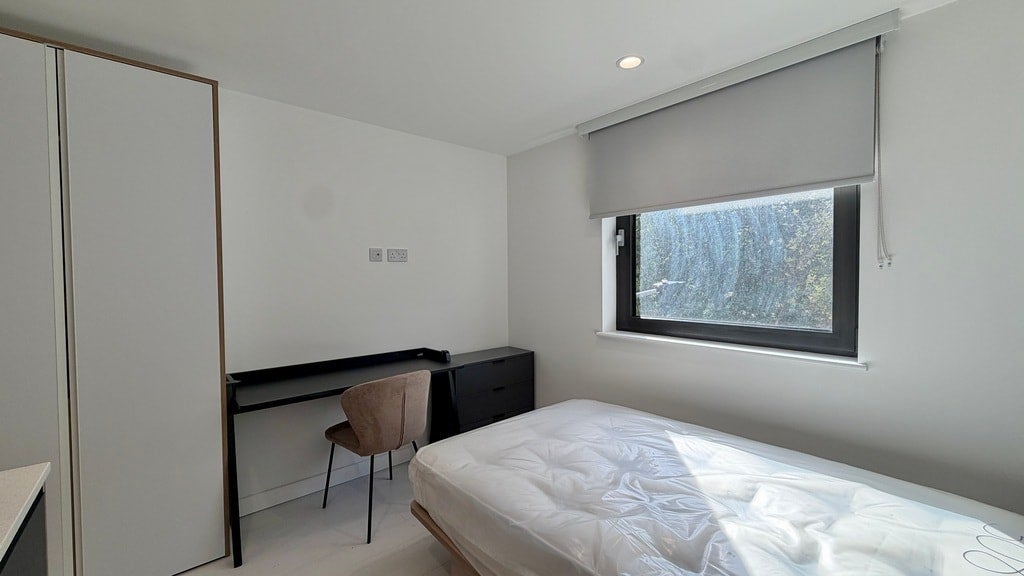 Flat Commercial Road in Greater London