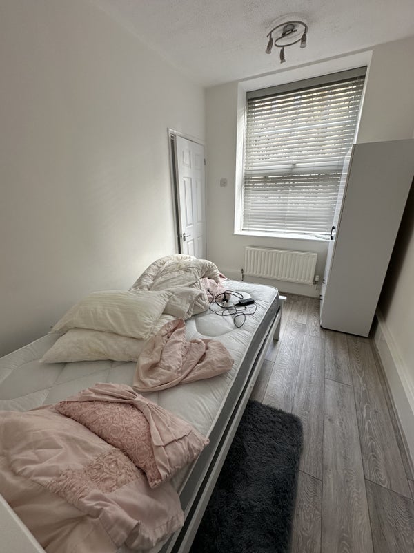 Room St. Katharine's Way in Greater London