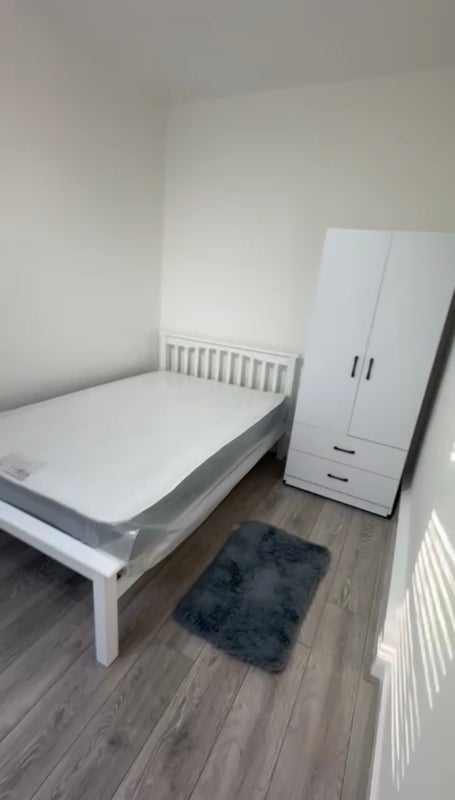 Room St. Katharine's Way in Greater London
