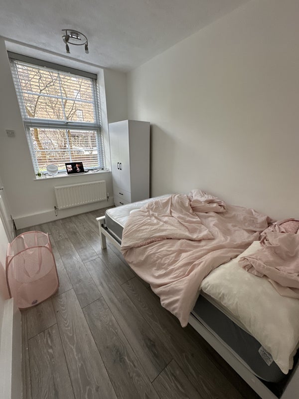 Room St. Katharine's Way in Greater London