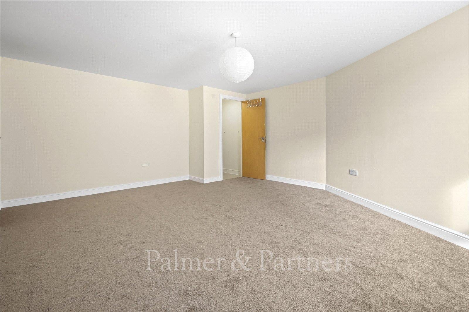 Flat Compair Crescent in Ipswich
